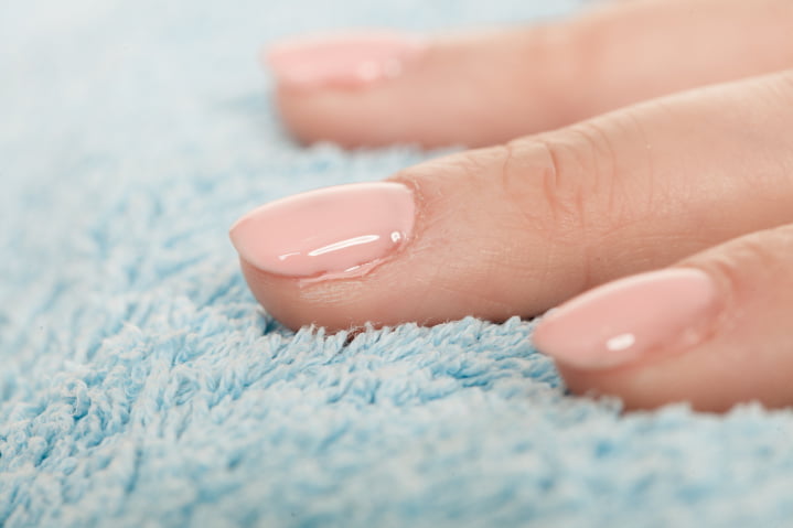 Lakier hybrydowy – jak go nakładać i jak zdejmować?