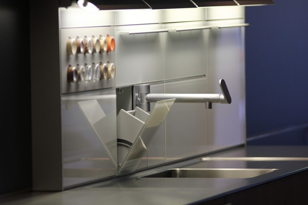 Bateria kuchenna ścienna – kiedy się sprawdzi?