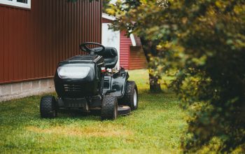Traktorek ogrodowy na trawniku przy domu